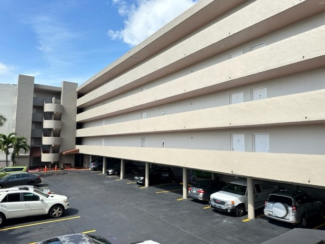 Updated Condo in the Fontaibleau Area!!