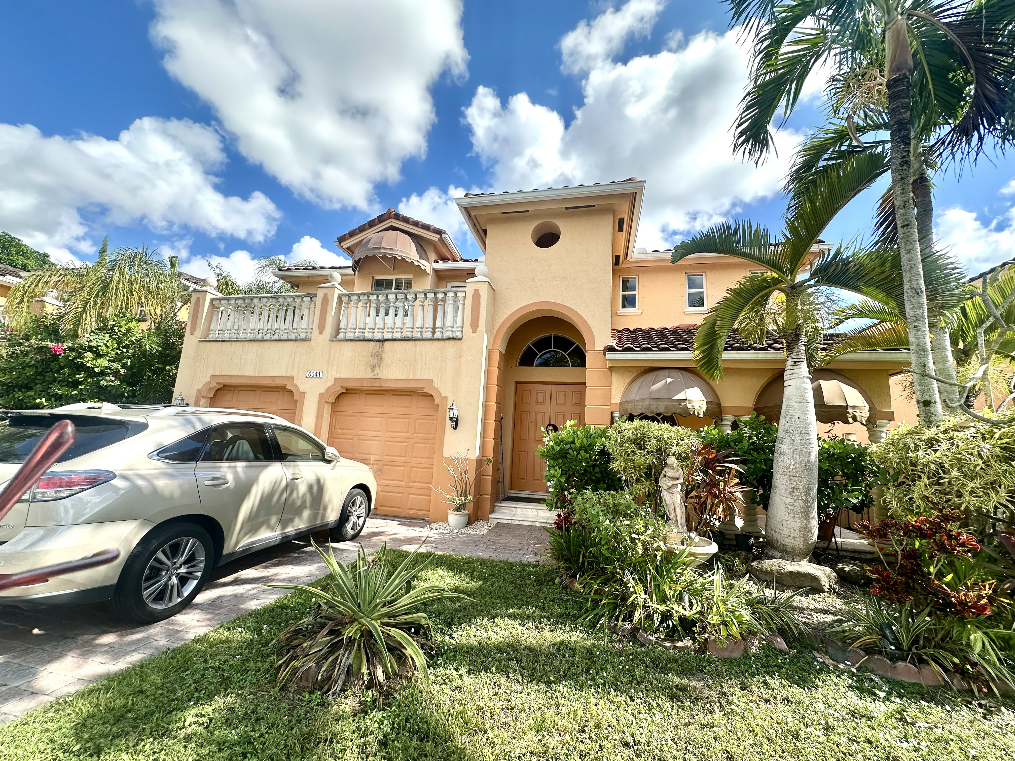 Well Maintained Single-Family w/ Pool and 2-Car Garage!