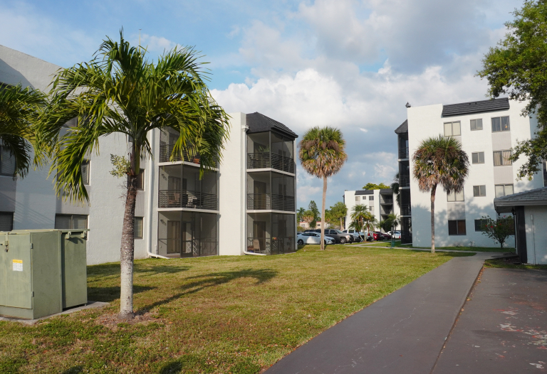 Corner Unit in the heart of Sunrise!