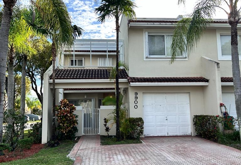 Spacious Corner Townhouse in the Community of Doral Chase