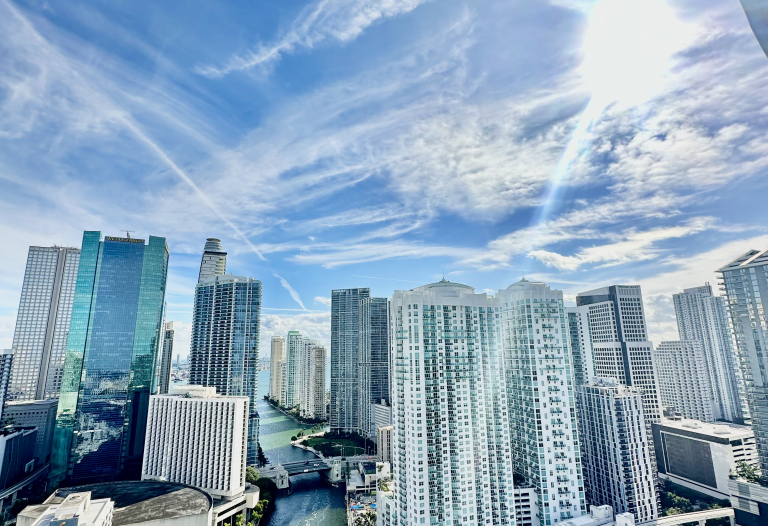 Your Dream Condo with Breathtaking Views from the 35th Floor!!